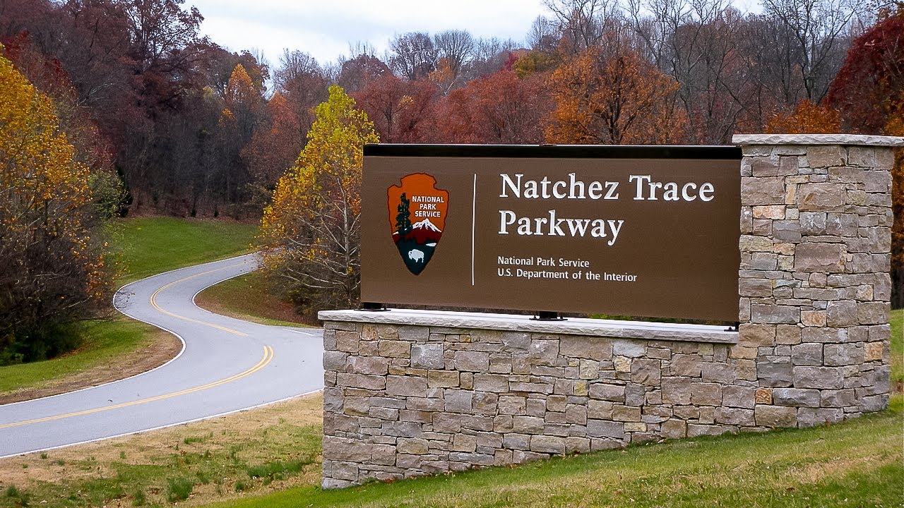 A curving woodland road on the Natchez Trace Parkway